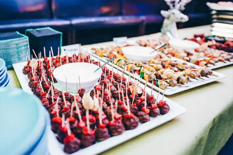 Weihnachtliches Deluxe Buffet köstlich angerichtet
