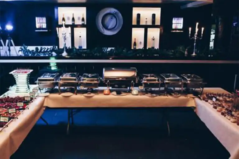 Klassisches Weihnachtsbuffet mit Allerlei in schöner Umgebung