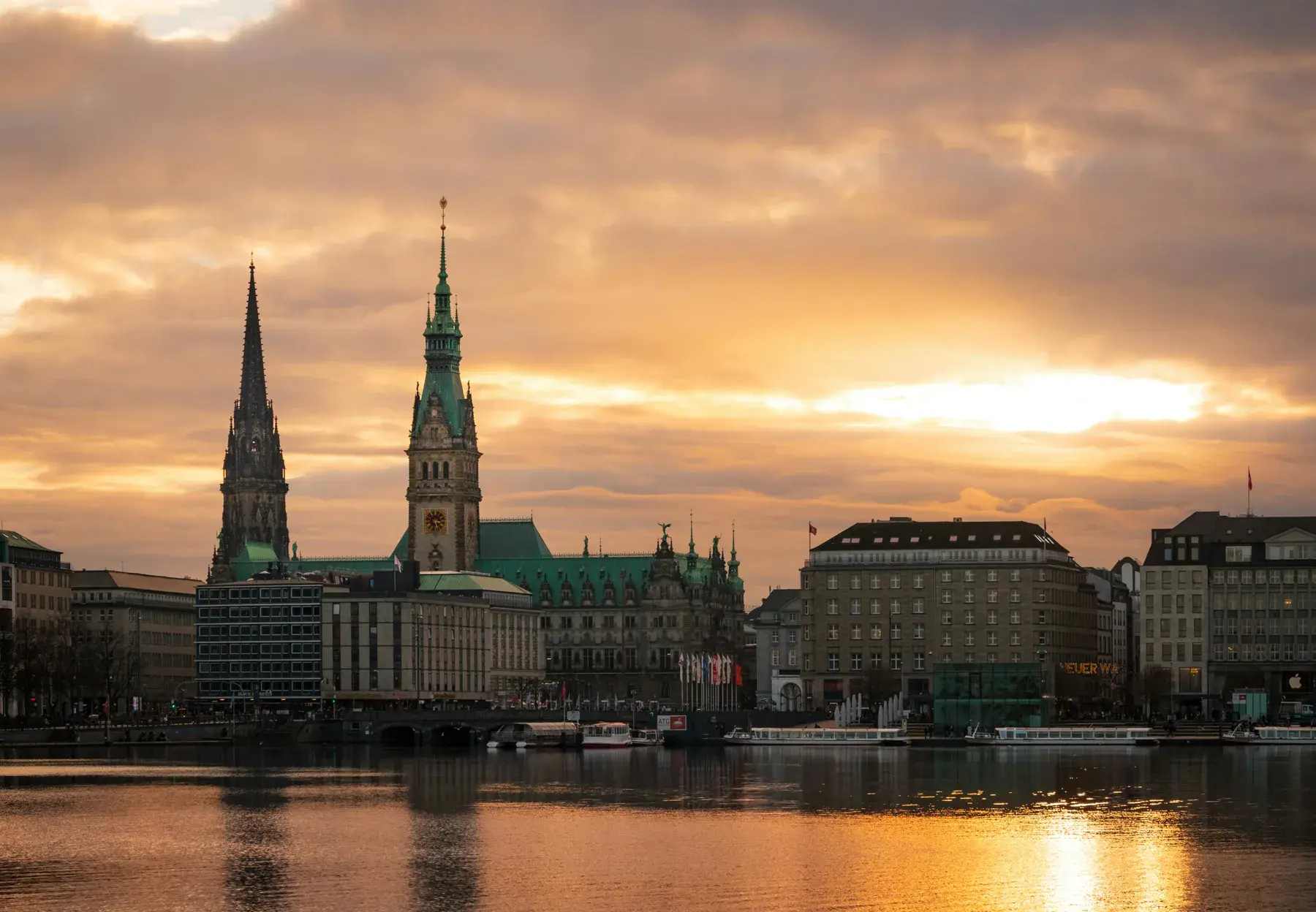 Blick über die Binnenalster auf die Hamburger Innenstadt bei Sonnenuntergang