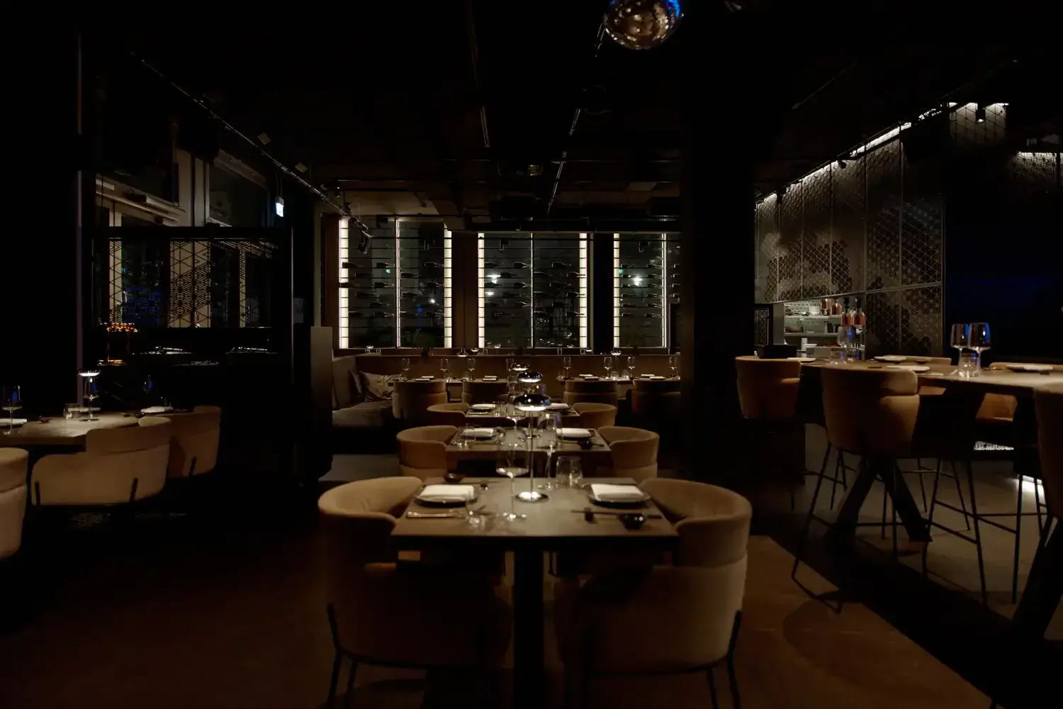 Dunkle Bar und Lounge mit blauer Lichtinstallation