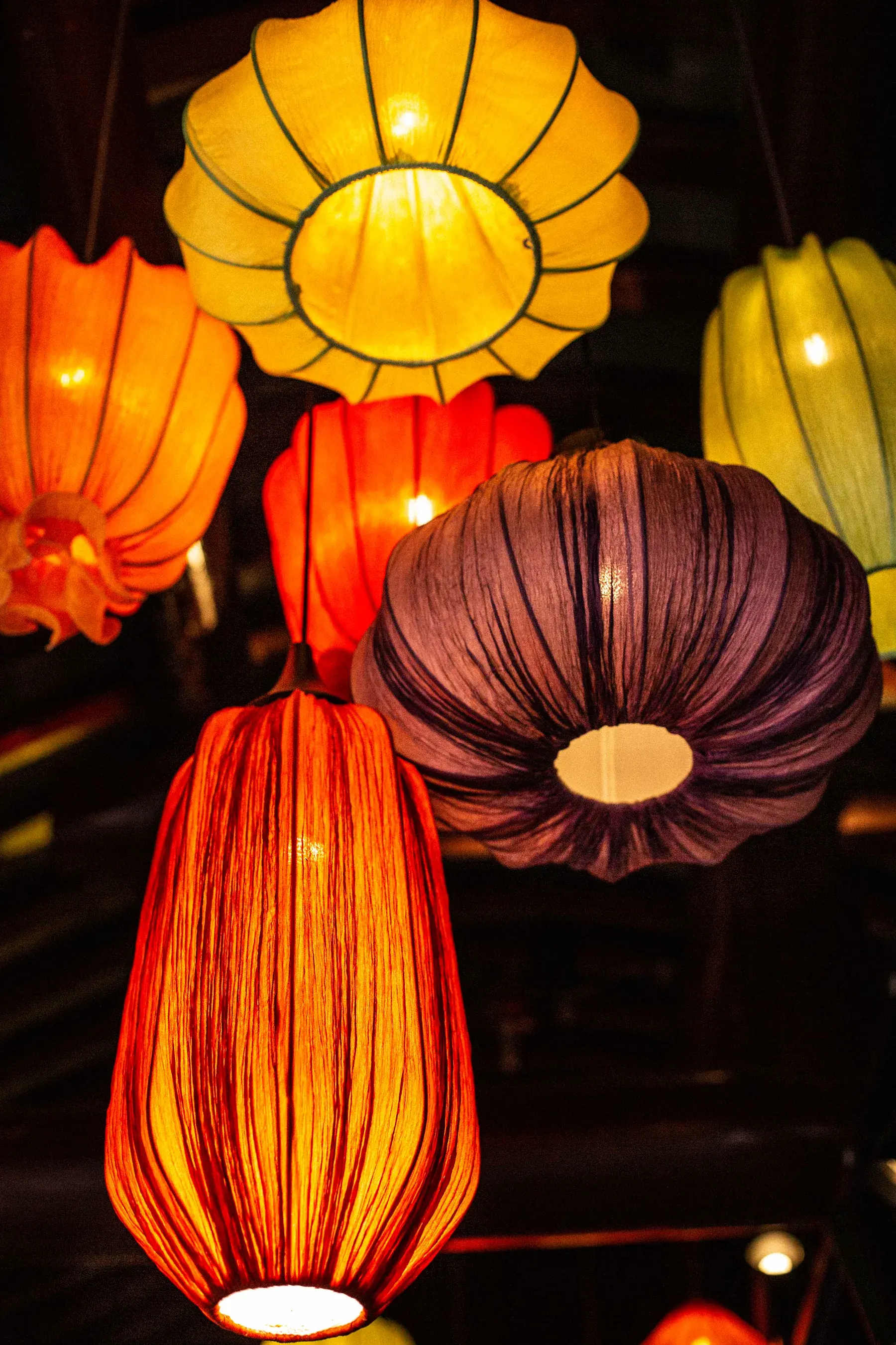 Festlich beleuchteter Außenbereich am Teehaus Yu Garden