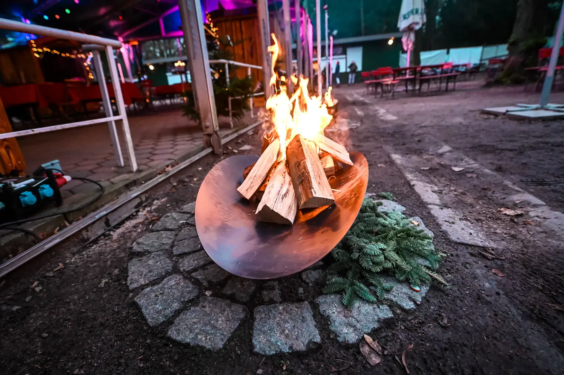 Beleuchtete Holzhütte auf einem mobilen Firmenweihnachtsmarkt