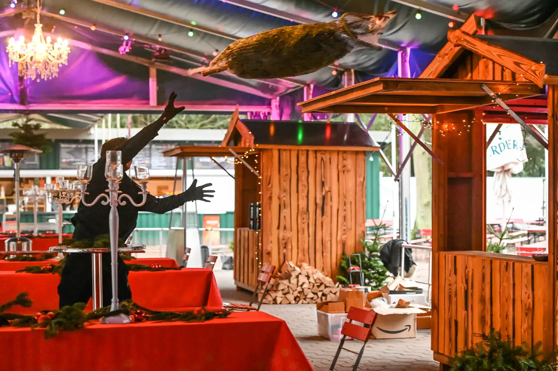 Weihnachtsmarktstand mit Tannengrün und festlicher Beleuchtung