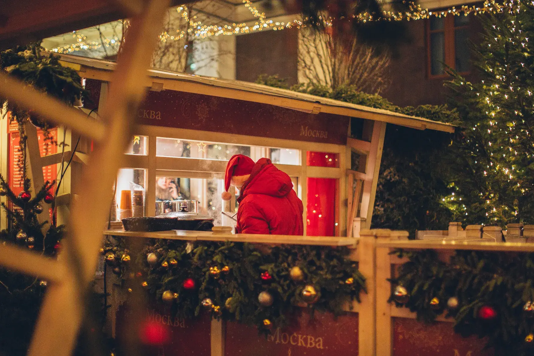 Mobiler Weihnachtsmarkt mit Holzständen und Lichterketten