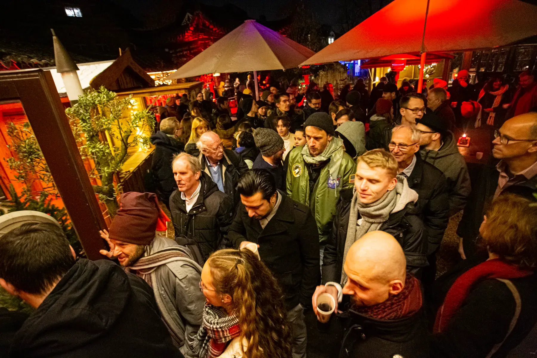 Gäste an einem gut besuchten Stand des Weihnachtsmarkts am Rotherbaum