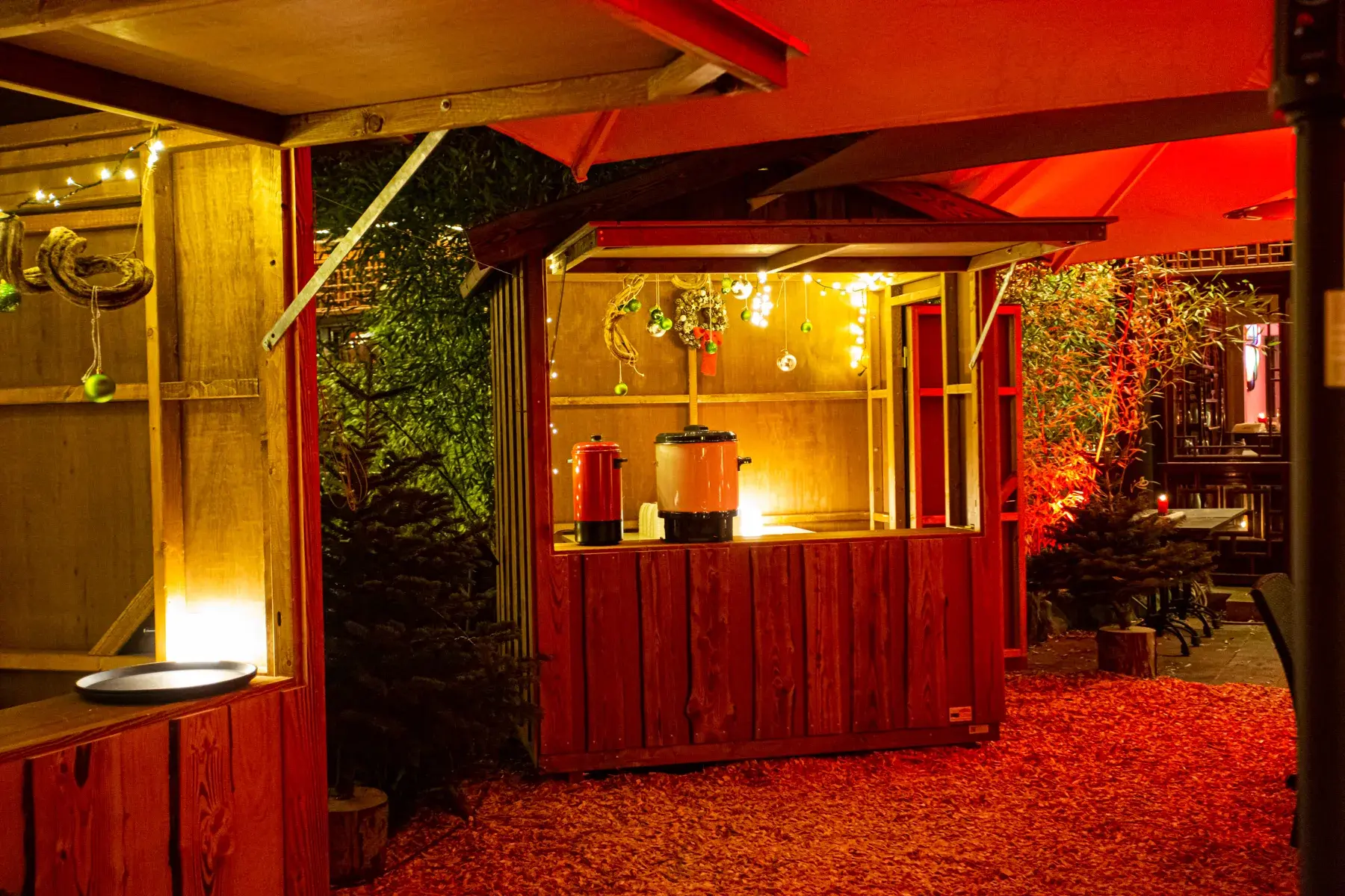 Beleuchtete Glühweinhütte mit Weihnachtsdekoration