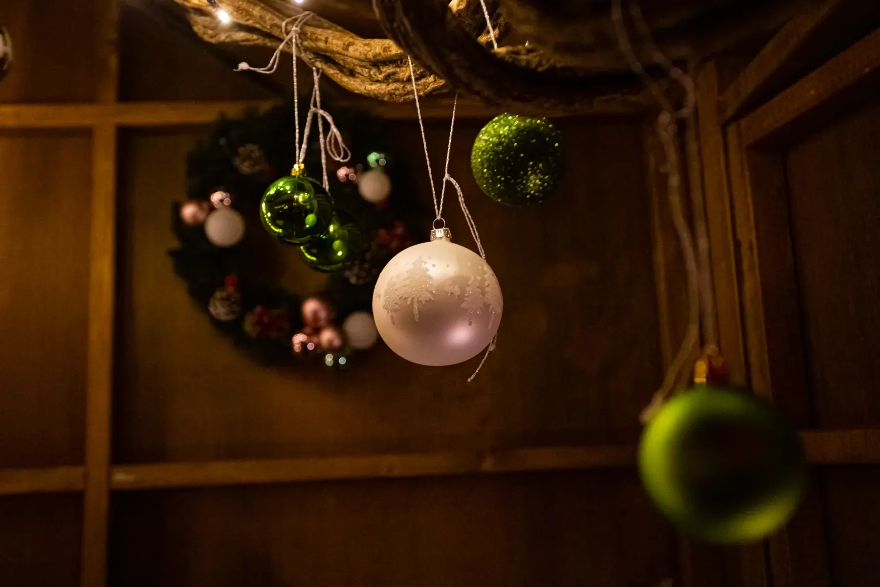 Grüne und weiße Weihnachtskugeln in der Dekoration am Rotherbaum