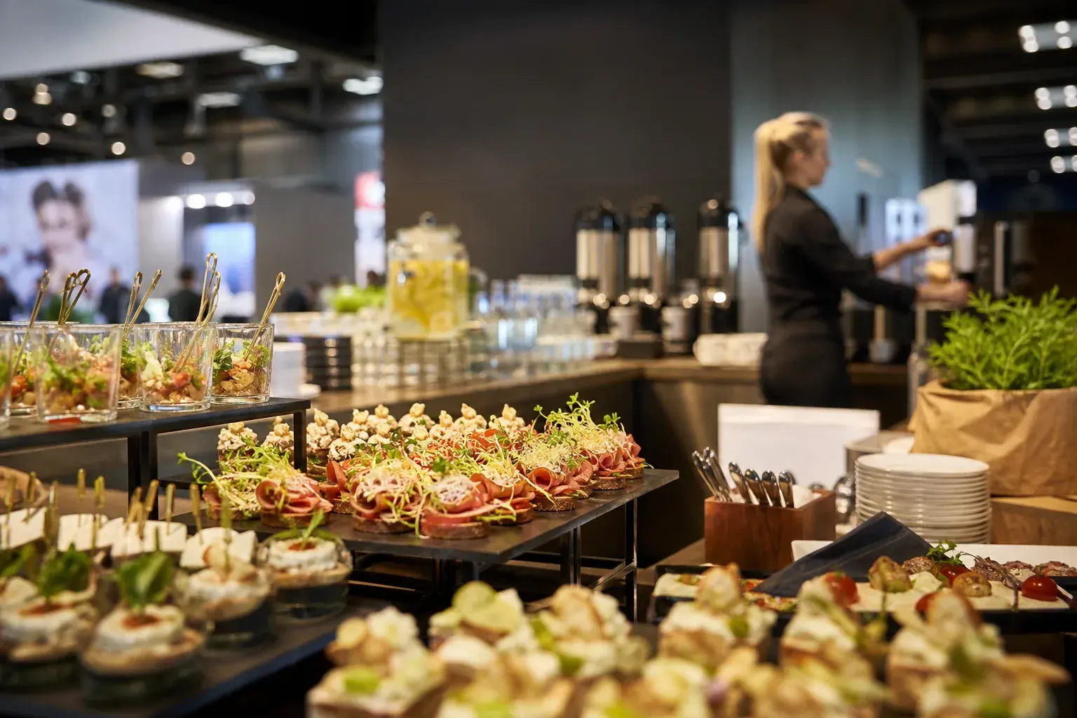 Messe Catering Hamburg: Fingerfood, Service und Logistik richtig planen