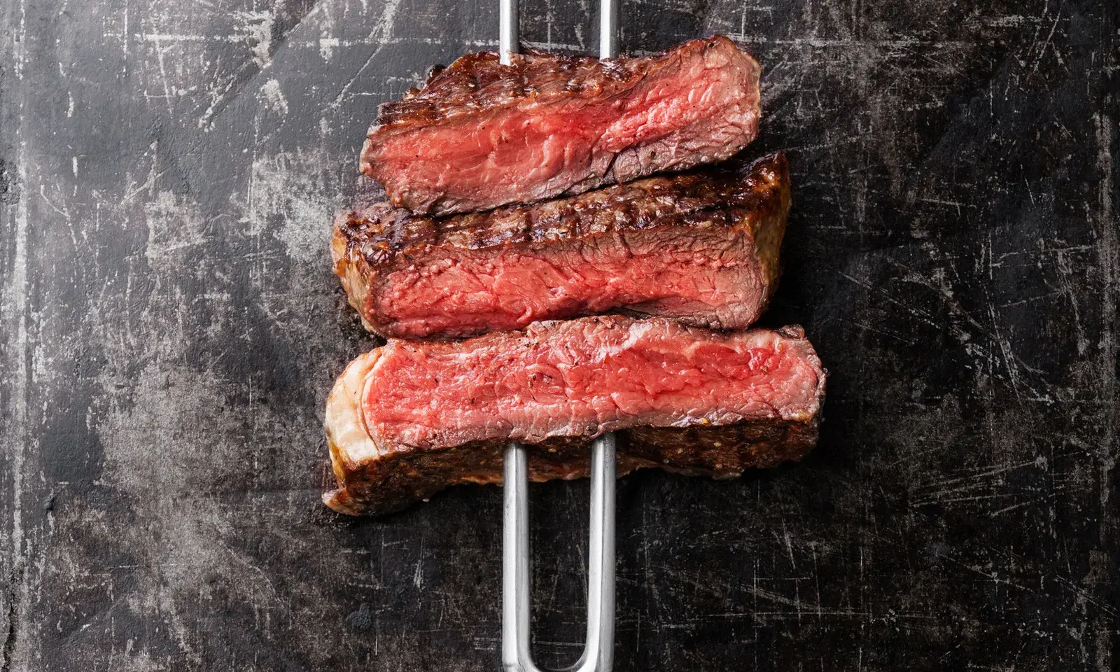 Aufgeschnittene Steaks auf einem Grillrost
